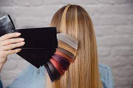 In deze opleiding leer je: het haar kleuren en ontkleuren lokken kleuren en ontkleuren verschillende (ont)kleurtechnieken en nieuwe trends (mèches, balayage, …) de producten klaarmaken de klant adviseren naverzorging werken volgens de wensen, verwachtingen en kenmerken van de klant Tijdens het leerproces hebben we aandacht voor: een goede communicatie de organisatie van het kapsalon hygiëne, veiligheid en milieu Na het volgen van deze opleiding kan je: deelnemen in een kapsalon als colorist een kleurbehandeling voorbereiden van materiaal tot kleurproduct verschillende kleurbehandelingen/technieken uitvoeren